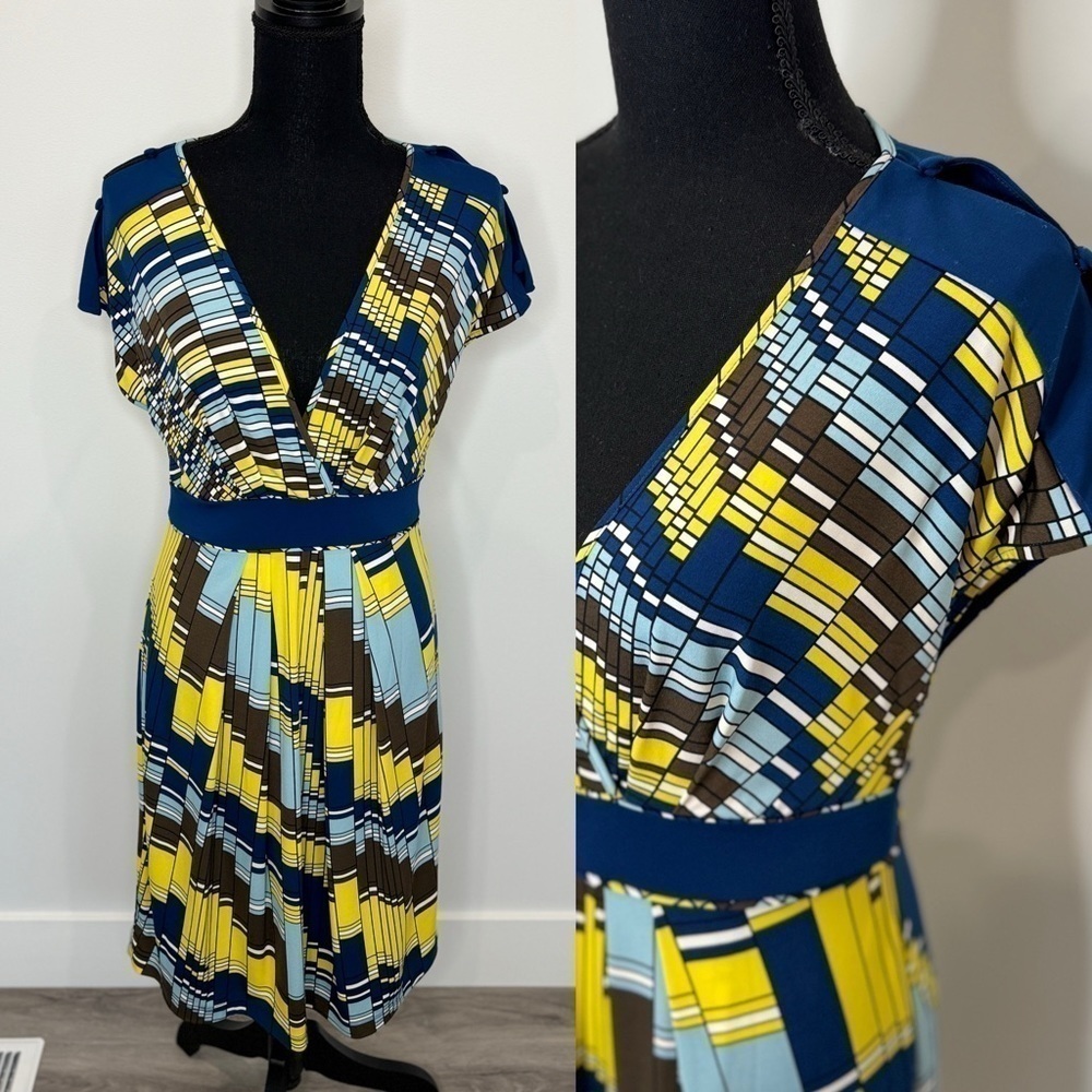 BCBGMaxAzria Multi Color V-Neck Short Sleeve Midi Dress (Medium)